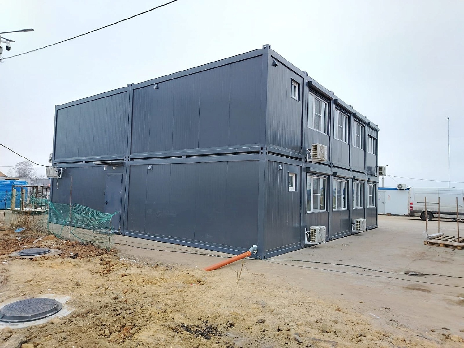 Комплекс из двух модульных офисов без общей кровли